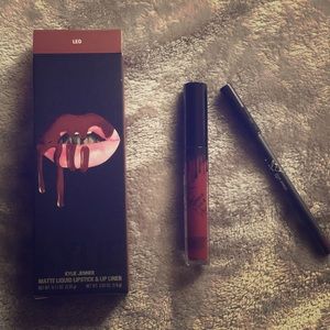 LEO KYLIE MATTE LIP STICK AND LINER
